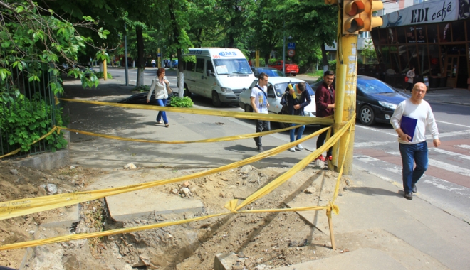 Pericol de moarte pe trotuarele din Constanța! Gropile lăsate de muncitori, capcane pentru pietoni - fotofondgropitrotuare3-1463069304.jpg