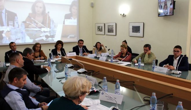 La loc comanda! Elevii scapă, deocamdată, de subiectele grilă la examenele naționale - fotofondlaloccomanda-1541174353.jpg