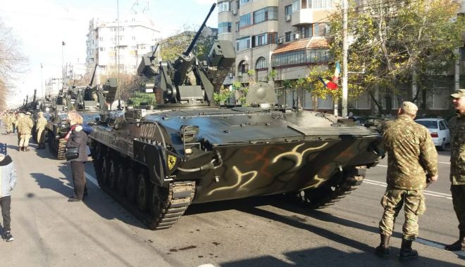 Paradă militară și stegulețe tricolore pe străzile Constanței, de 1 Decembrie - fotofondparada1-1575228085.jpg