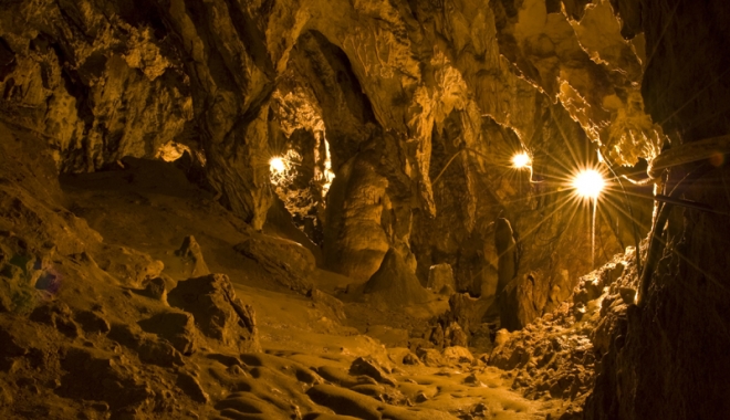 Frumusețile ascunse ale Dobrogei: păduri  și peșteri pline de legende și plaje neștiute - fotofondpesteralimanu-1496247221.jpg
