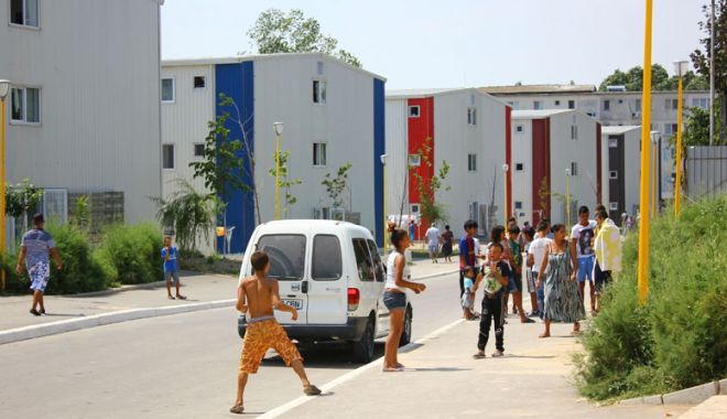 Primăria Constanța îi școlarizează  pe locatarii cartierului 