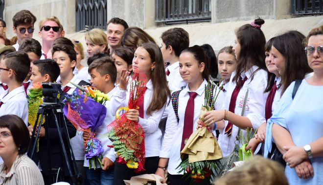 Pregătiri pentru prima zi de școală. Părinții ar prefera reintroducerea uniformelor - fotofondprimazidescoala1-1567795633.jpg