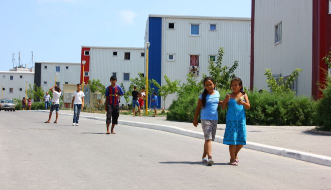 Produse de igienă, consiliere și rechizite gratuite pentru locatarii cartierului 