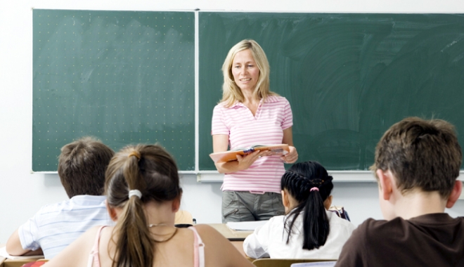 Profesorii, plătiți să învețe să lucreze  cu noile programe școlare - fotofondprofesori1-1510755765.jpg