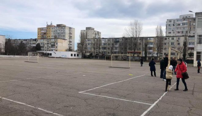 Tensiuni la Școala nr. 37. Părinții cer primăriei construirea unei săli de sport! - fotofondsaladesport4-1580764117.jpg