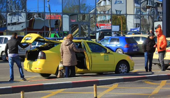 Ce faci dacă te păcălește sau îți vorbește urât taximetristul - fotofondtaxi1-1449414583.jpg
