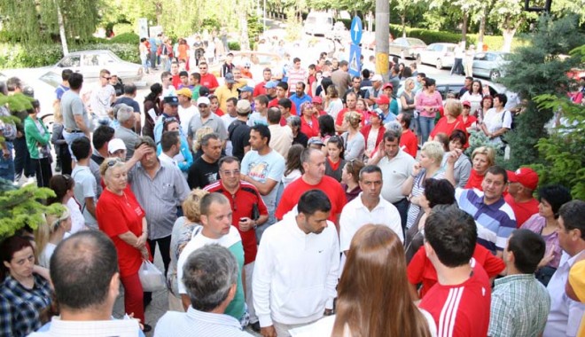 Peste 200 de voluntari s-au alăturat primarului Ovidiu Brăiloiu pentru a face curățenie în Eforie - fotoletsdoitromaniaeforie7-1336931464.jpg