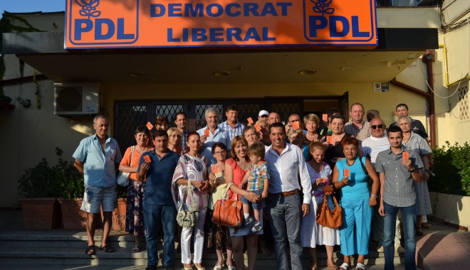 Peste 700 de persoane din PDL și-au primit carnetele de partid - fotopdlconstanta6august-1375876957.jpg