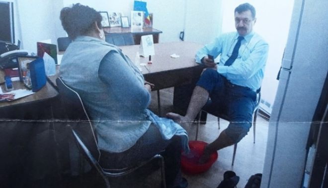 Răsturnare de situație. Directorul care și-a pus subordonata să-i facă pedichiura a depus plângere pentru șantaj - fotopedichiura82978300-1539326597.jpg