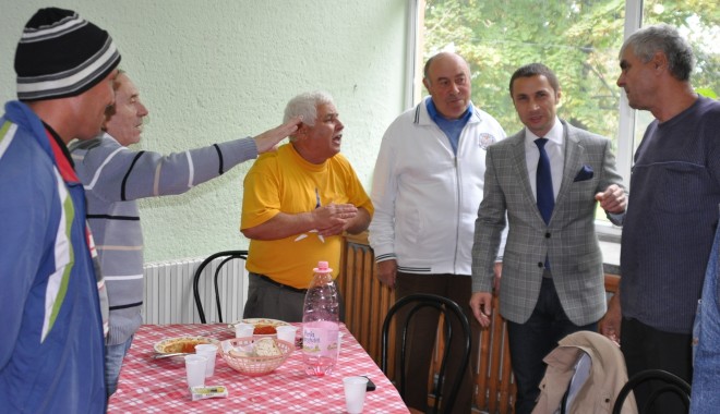 Primarul Cristian Radu, prezent la sărbătorirea Zilei Pensionarilor - fotopensionari-1380720306.jpg