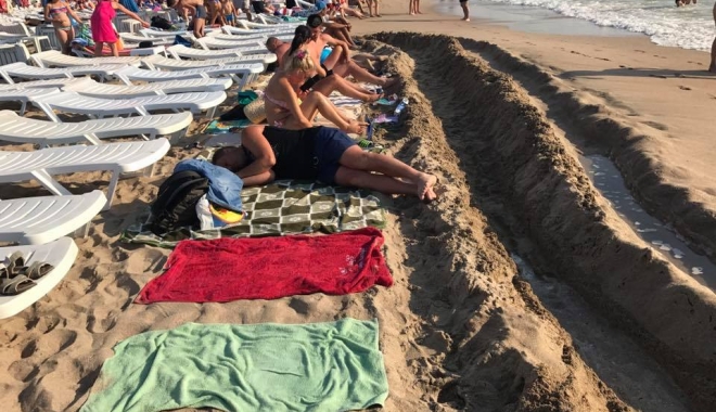 IMAGINI SCANDALOASE! Turiști goniți de pe plajă de proprietarii de șezlonguri! - fotoplaja-1503054072.jpg