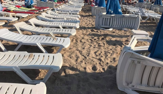 IMAGINI SCANDALOASE! Turiști goniți de pe plajă de proprietarii de șezlonguri! - fotoplaja5-1503054140.jpg