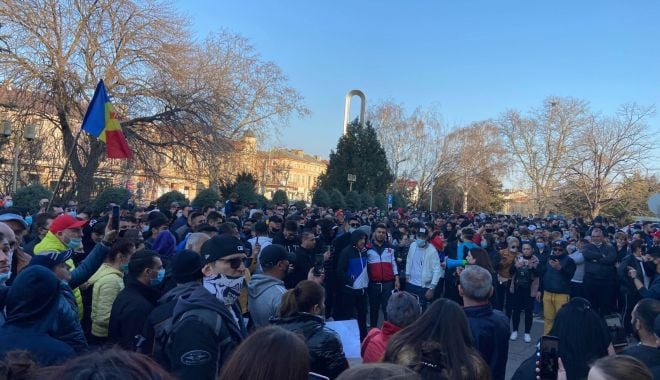 Aproximativ 500 de constănțeni au protestat în fața Prefecturii. 