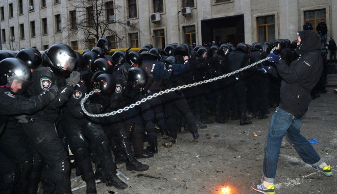 Mii de susținători ai Ucrainei unite au manifestat pe străzile orașului Odesa - fotoprotesteucraina10-1399278515.jpg
