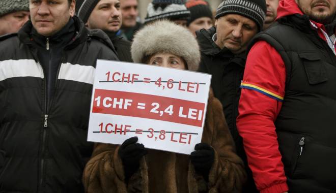 Francul elvețian scoate clienții băncilor în stradă - franculprotedste-1423404136.jpg