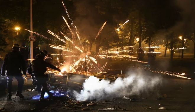 Guvernul francez impune restricţii şi suplimentează forţele de ordine după trei nopţi de violenţe
