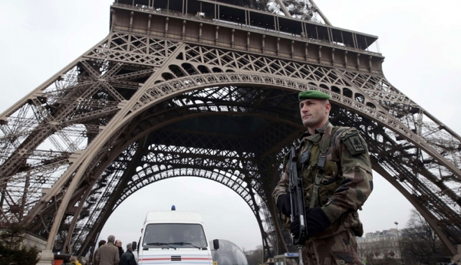 Turnul Eiffel, protejat de un zid de sticlă anti-glonț - frantaiamasuri-1486734434.jpg