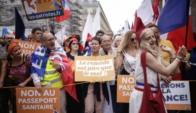 Proteste de amploare în Franța. Oamenii, nemulțumiți de introducerea permisului sanitar și obligativitatea vaccinării - frantaprotestvaccinepa-1628343716.jpg