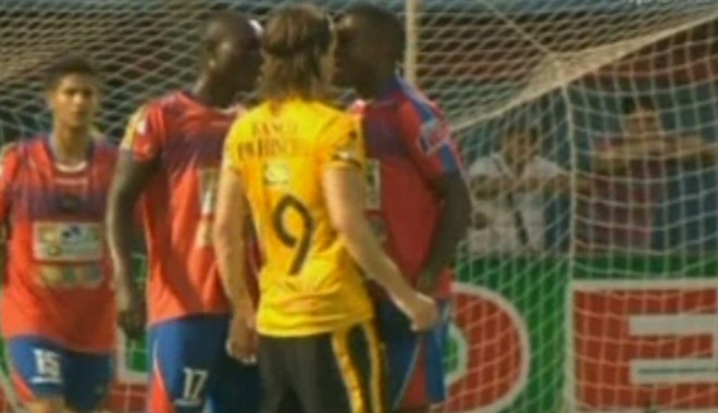 VIDEO. Incident ȘOCANT la un meci de fotbal. ȘI-A MUȘCAT adversarul DE NAS! - franzoiahurtado09703600-1376391172.jpg