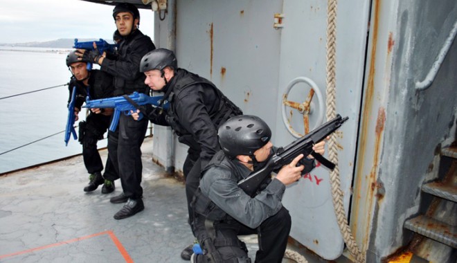 Marinarii militari luptă  împotriva atacurilor chimice - fregatareginamaria-1381323599.jpg