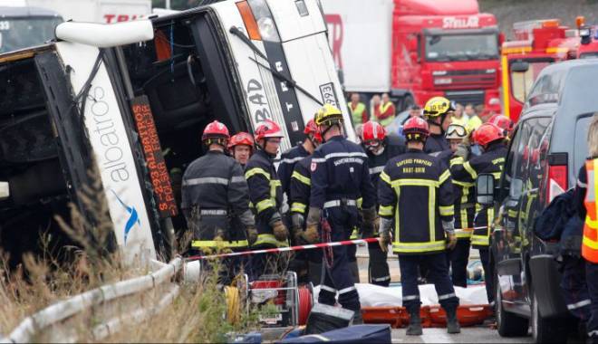 CARNAGIU PE ȘOSEA! 39 de oameni au murit în coliziunea dintre un autocar și un camion - frenchfiremencarrythebodyofavict-1445584779.jpg