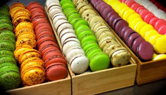 FURT NEOBIȘNUIT: Două tone de dulciuri au dispărut - frenchmacarons-1479633392.jpg