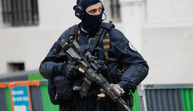 Alertă în Franța: pachet suspect, descoperit pe aeroportul din Nisa. Pasagerii, evacuați - frenchpolice-1471262627.jpg