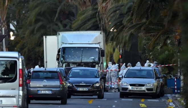 GALERIE FOTO / Bilanțul victimelor atacului de la Nisa a crescut la 86 - frenchtruckterrorattack-1471681104.jpg