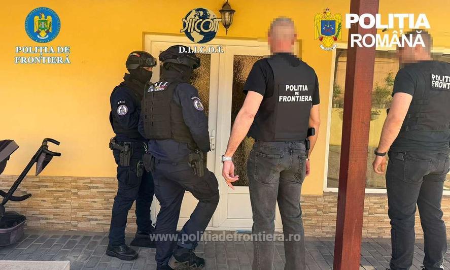 Rețea de contrabandă și trafic internațional de droguri destructurată. 26 de percheziții în șase județe