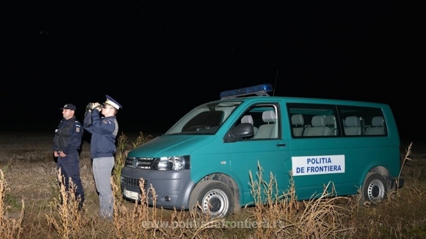 Bărbat fără acte și adolescent fără permisul părinților de a călători în străinătate, ascunși sub bagaje, într-un microbuz - frontieraa03625300-1499167871.jpg
