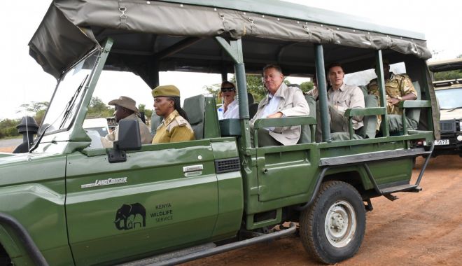 Klaus Iohannis se plimbă cu Land Cruiser în safari. Cum a fost surprins președintele
