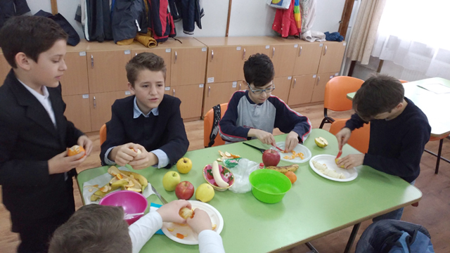 Fructe și legume proaspete, dar și lapte natural în școli. Deputații au adoptat participarea României la Programul pentru școli al UE - fructeinscoli-1517916463.jpg