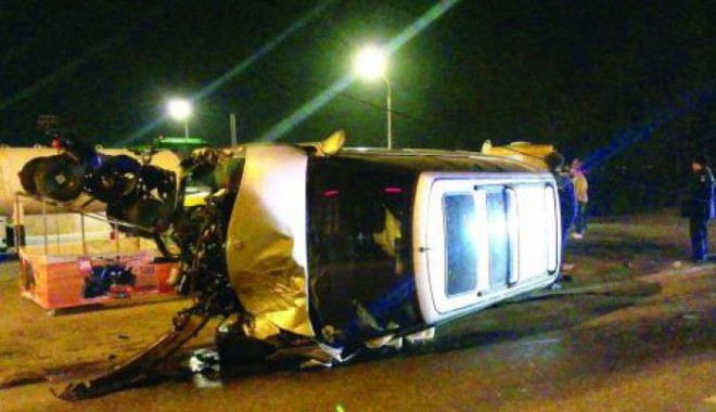 Autocar cu 15 pasageri la bord, implicat într-un accident rutier - ft-1361537309.jpg