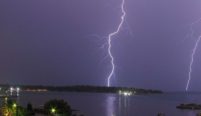 AVERTIZARE METEO DE CANICULĂ ȘI INSTABILITATE ATMOSFERICĂ, LA CONSTANȚA ȘI ÎN TOATĂ ȚARA - fulger-1467440846.jpg