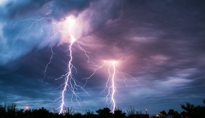 O nouă avertizare METEO. Cod Portocaliu de furtuni, sâmbătă după-masă. Vezi zonele afectate - fulger-1499521231.jpg