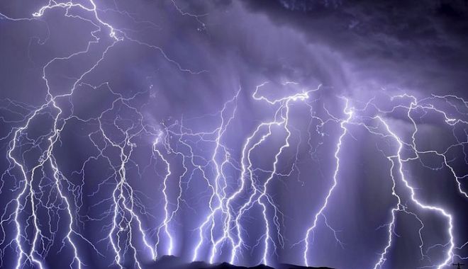MAE, atenționare de călătorie. Românii trebuie să evite să meargă în această țară. E cod portocaliu și roșu de furtună - fulger-1571849133.jpg