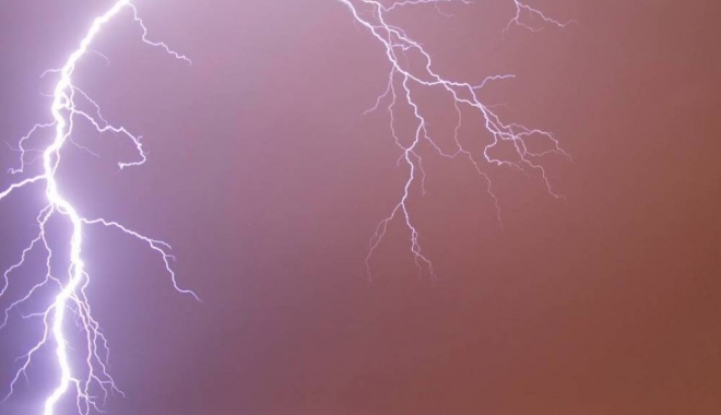 VINE URGIA LA CONSTANȚA! SUNT AȘTEPTATE PLOI TORENȚIALE, DESCĂRCĂRI ELECTRICE, VIJELII ȘI GRINDINĂ - fulger11464674923-1496906329.jpg