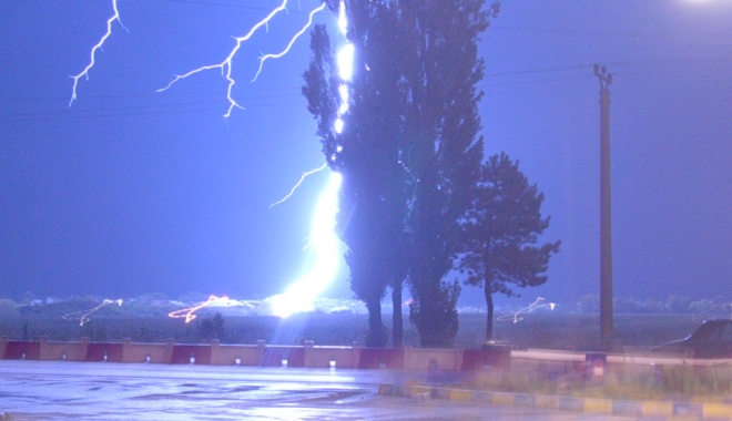 VIJELII, FULGERE, TUNETE ȘI CANICULĂ, LA CONSTANȚA. METEOROLOGII AU EMIS O NOUĂ AVERTIZARE DE VREME REA - fulger11467634871-1498127527.jpg
