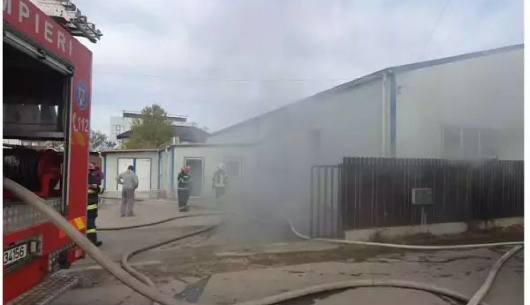 Pericol de incendiu la un atelier auto de pe strada Izvor din Constanța - fum-atelier-auto-1741936722.jpg