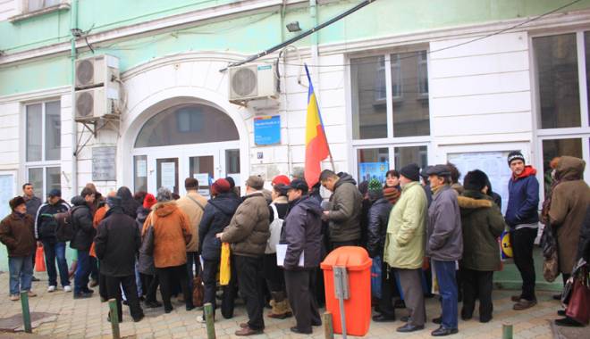 Funcționarii publici  și angajații  din administrație  ies în stradă - functionariipublici-1431102977.jpg