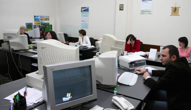 Angajații Primăriei Constanța, salarii cu 12% mai mari - functionaripublici1-1438516644.jpg