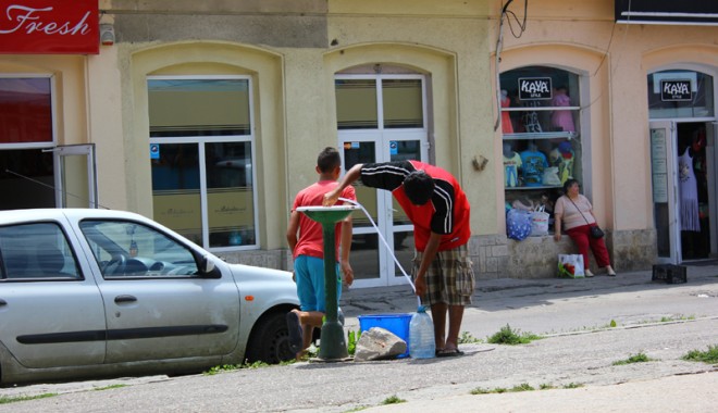Furatul apei de la țâșnitoare, ca… sport? - furatapa-1405611430.jpg