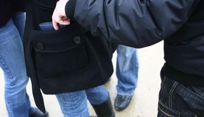 Hoț de portofele, reținut de polițiștii constănțeni - furt-1363178314.jpg