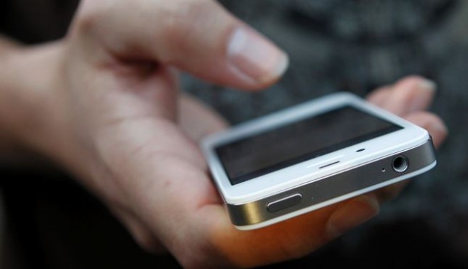 Elevă de 14 ani, buzunărită și lăsată fără telefon, în autobuzul 48 - furt-1384433006.jpg