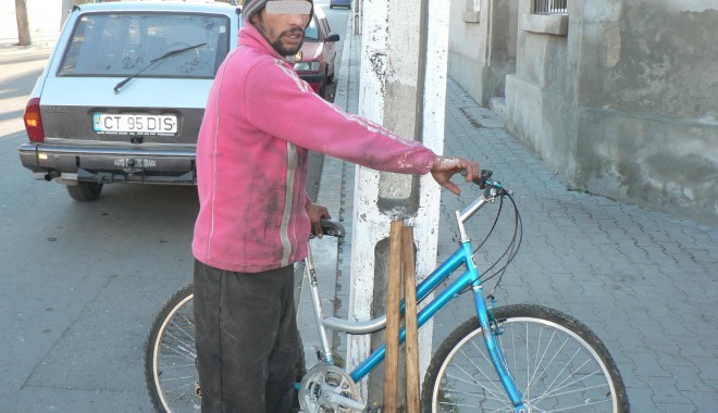 Prins la furat, în curtea unui imobil - furt-1386171943.jpg
