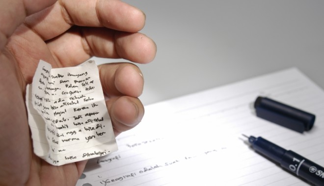 Mai mare rușinea! Profesor prins la examen cu fițuici - furt-1405343749.jpg