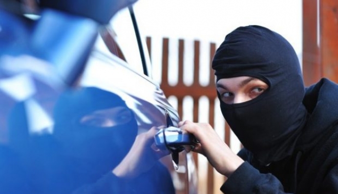 Au spart un BMW X5, parcat pe bulevardul Mamaia și au furat 100.000 lei - furt-1491039966.jpg
