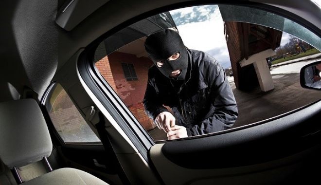 Doi adolescenți s-au distrat de Crăciun furând trei mașini - furt-1546172397.jpg