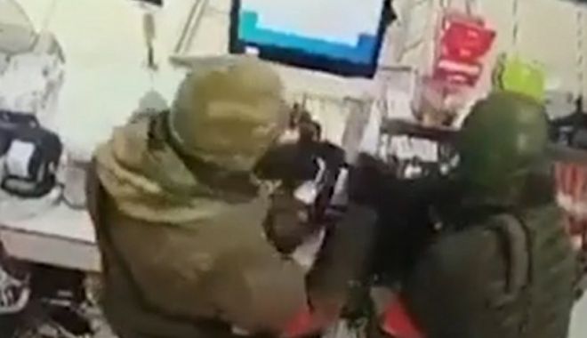 Soldaţi ruşi prinși în timp ce fură mâncare dintr-un magazin din Ucraina, după ce au rămas fără provizii - furt-1645961768.jpg