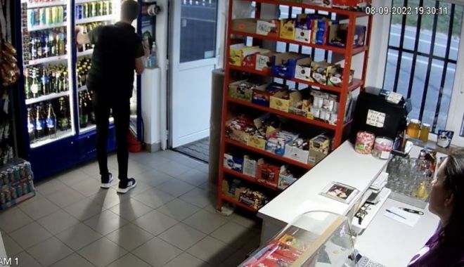 Bărbat devenit viral pe internet după ce a furat bere sub ochii vânzătoarei.”A dat omul bună ziua? A costat trei beri”